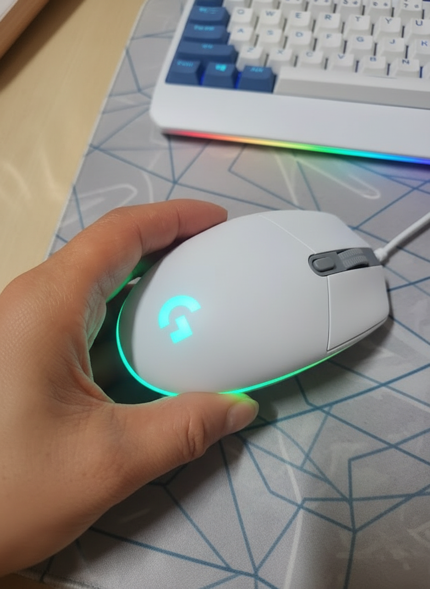 로지텍 G102IC 2세대 LIGHTSYNC 게이밍 유선마우스 박스 오픈 첫인상 이미지: 화이트 바디와 은은한 RGB 조명