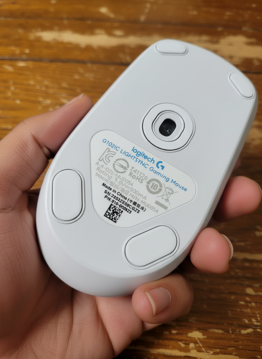 책상 위에서 빛나는 LIGHTSYNC RGB를 보여주는 이미지: 완성된 셋업