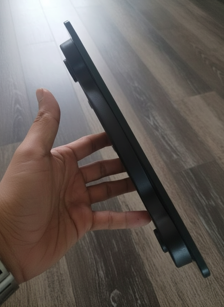 노바리빙 체중계: 강화유리 상판과 사각 디자인 이미지