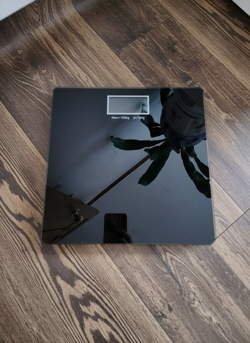 노바리빙 체중계 사용 장면: 욕실과 방에서의 실사용 이미지