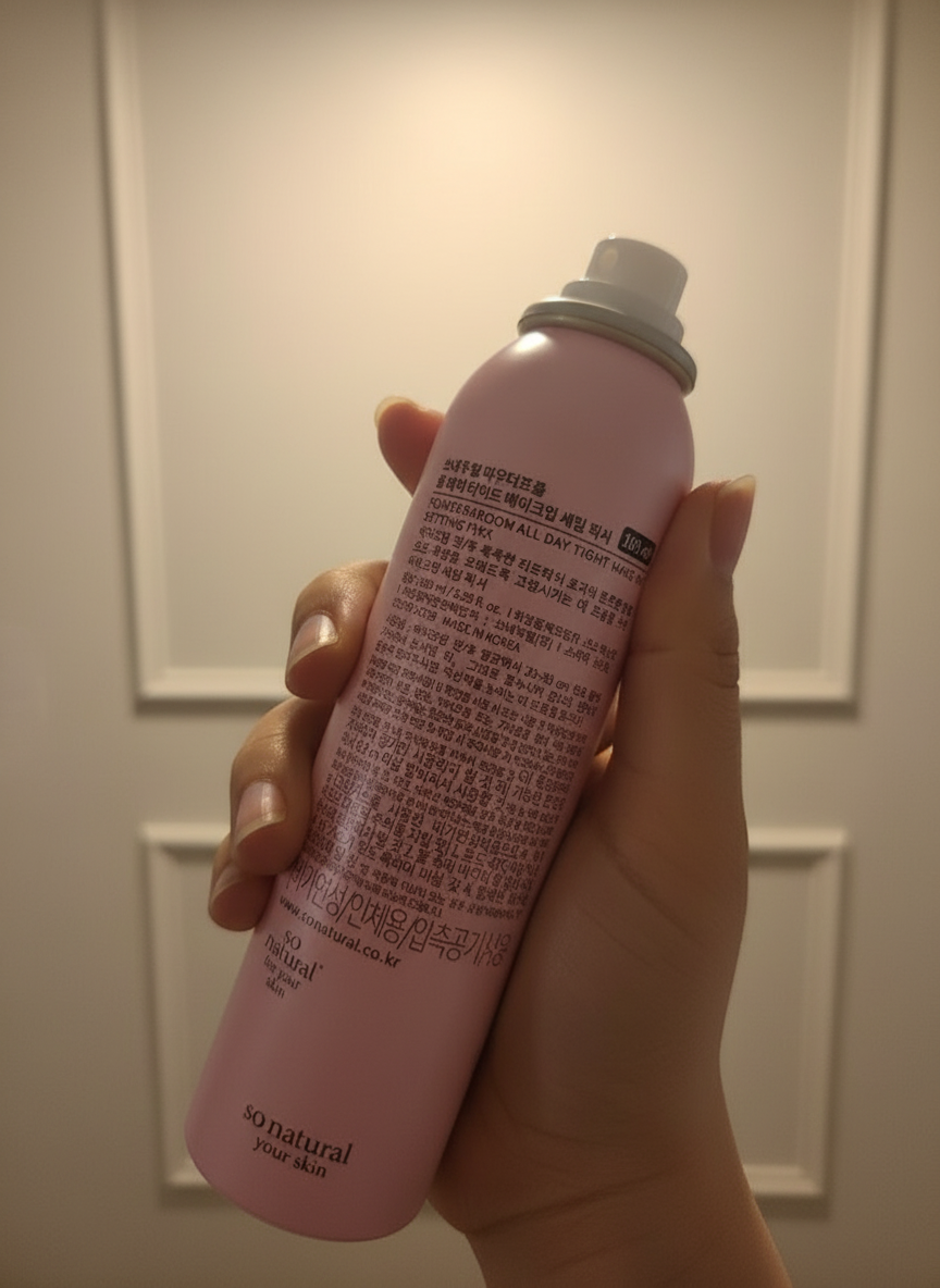 메이크업 픽서 분사 후 피부에 얇게 퍼져 고정된 모습을 표현한 이미지