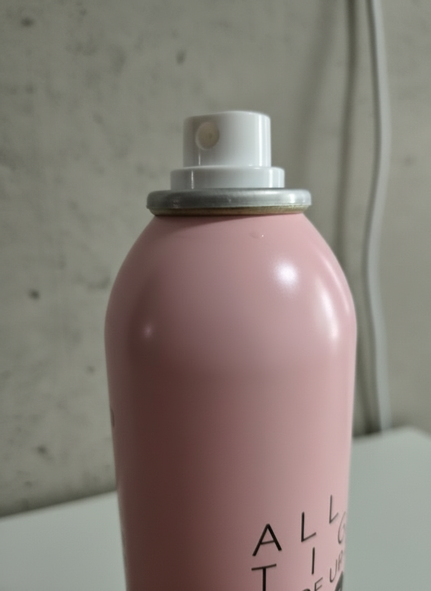 야외 활동 중에도 메이크업이 유지된 모습을 연출한 이미지