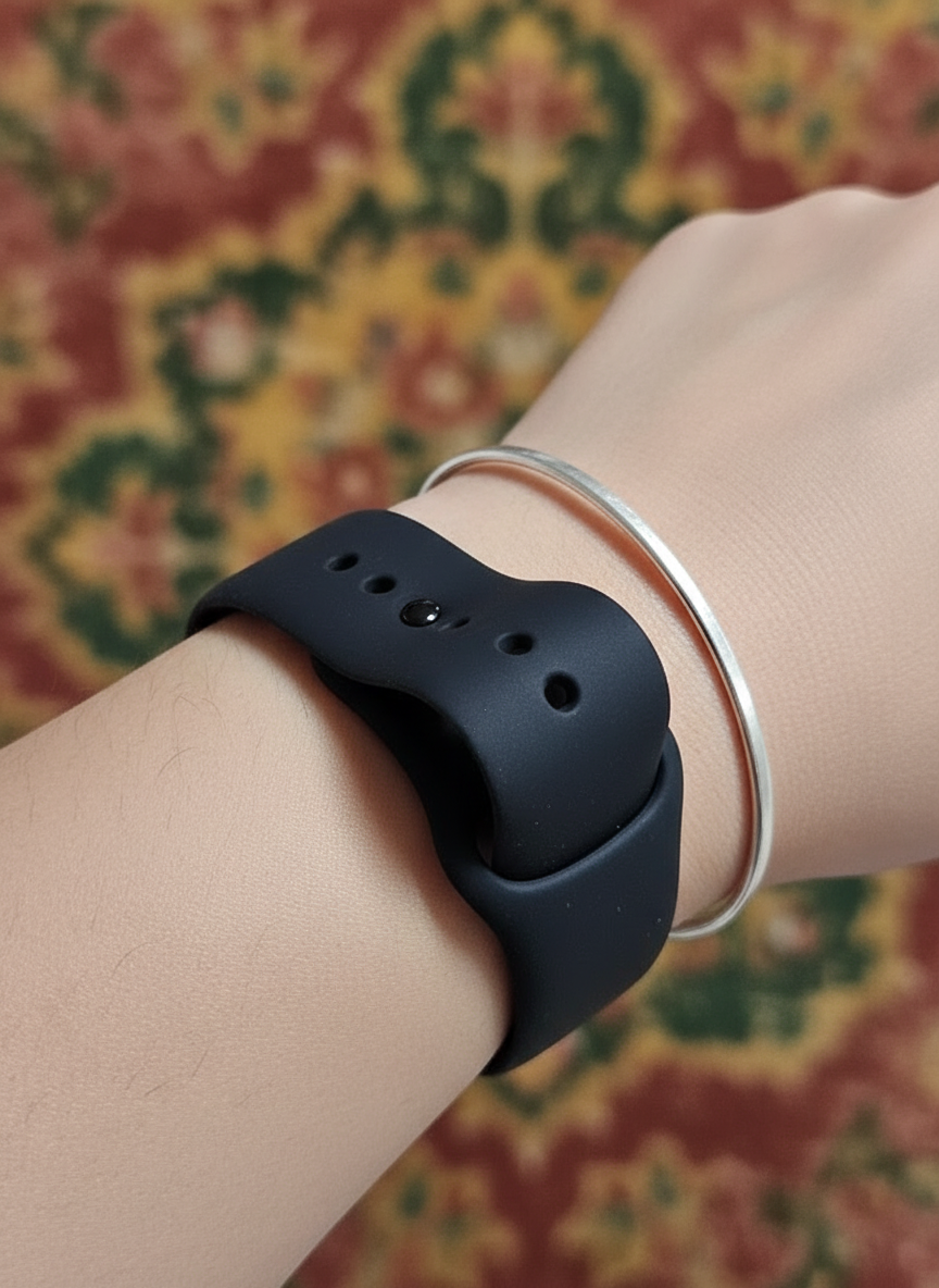 러닝과 자전거 기록, 심박수 추적이 안정적인 헬스 기능을 나타내는 이미지